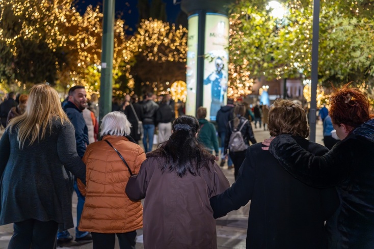58 ηλικιωμένοι συμπολίτες μας βρέθηκαν στο κέντρο της Αθήνας που παραμένει στολισμένο