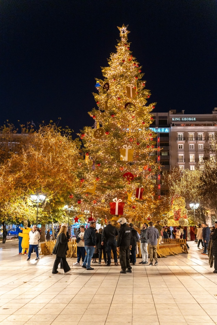 Κάτω από το στολισμένο δέντρο στο Σύνταγμα βρέθηκαν 58 ηλικιωμένοι συμπολίτες μας στη «βόλτα αγάπης»