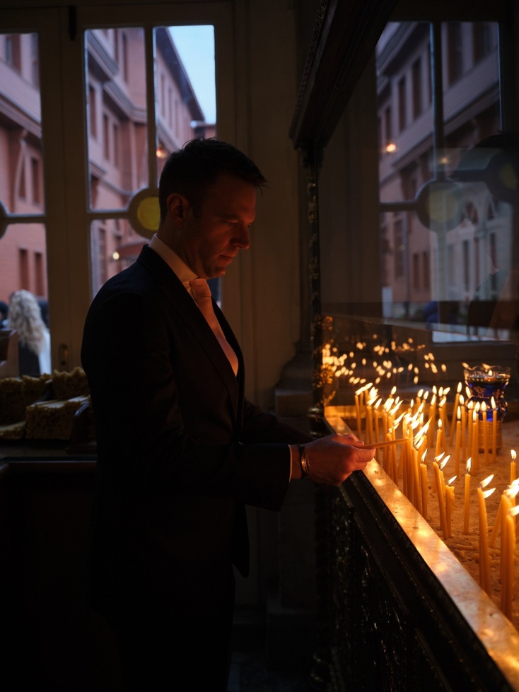 Ο Στέφανος Κασσελάκης ανάβει κερί στον πατριαρχικό ναό στο Φανάρι