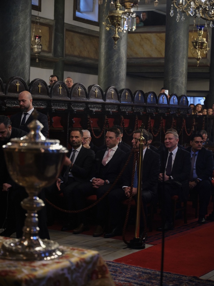 Ο Στέφανος Κασσελάκης έκατσε σε διαφορετική πλευρά του ναού από τον Νίκο Ανδρουλάκη