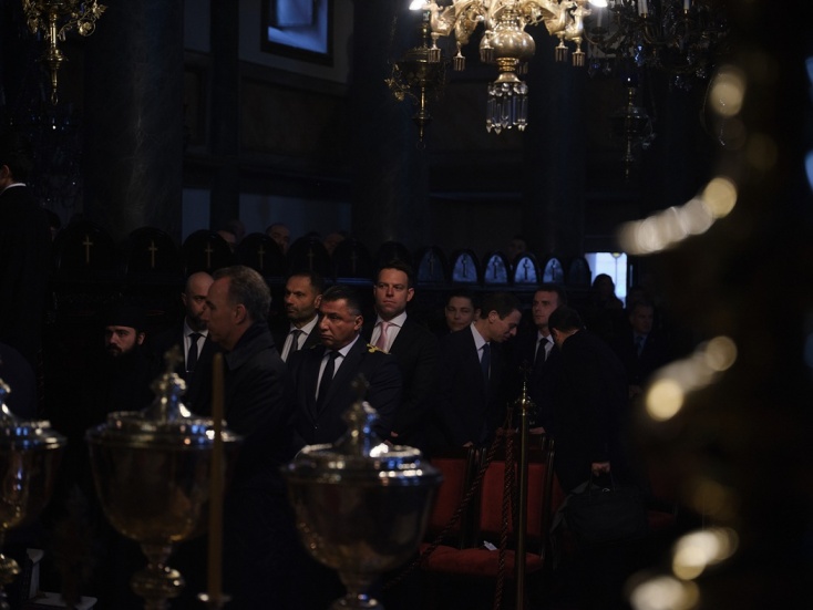 Ο Στέφανος Κασσελάκης και ο Νίκος Ανδρουλάκης έκατσαν με απόσταση στον πατριαρχικό ναό στο Φανάρι
