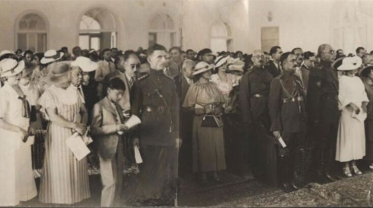 Αξιωματικοί του ιρανικού στρατού και οι σύζυγοί τους στη διάρκεια εκδήλωσης © Wikipedia