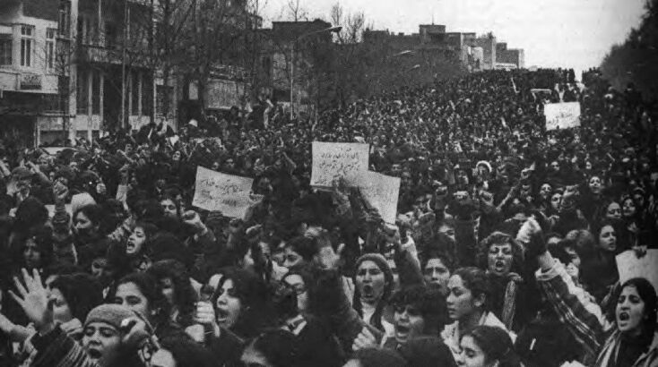 Διαδήλωση στο Ιράν κατά της υποχρέωσης χρήσης μαντήλας το 1979 © Wikipedia