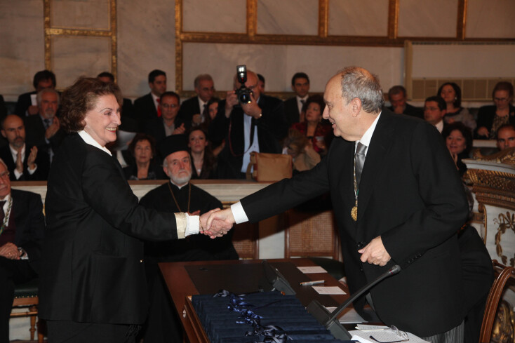 Tο 2010 έλαβε το Βραβείο Λυρικής Ποίησης της Ακαδημίας Αθηνών για τη συλλογή της Χειμώνας στη Λέρο