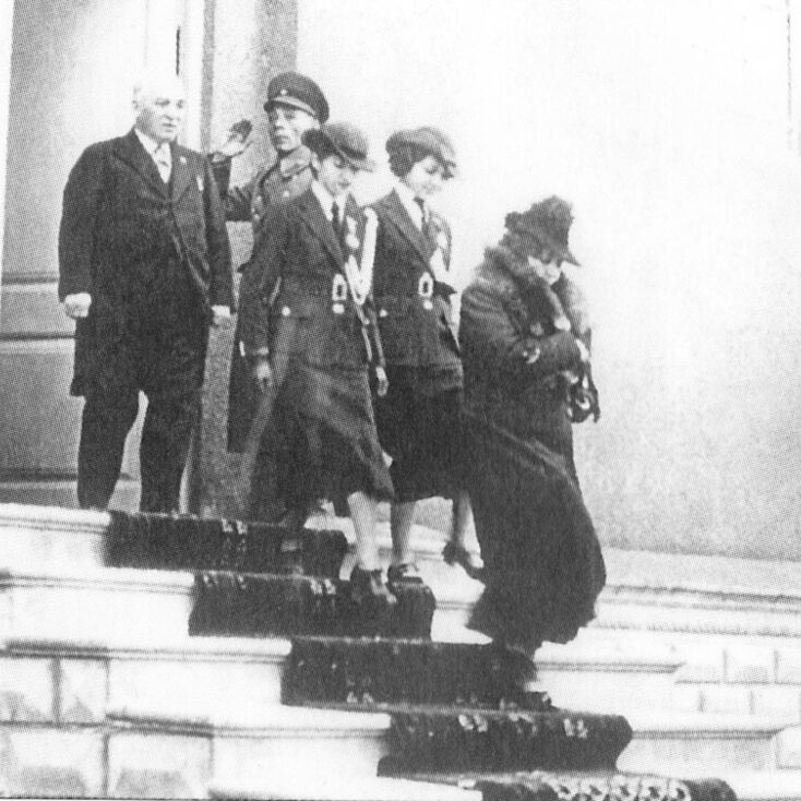 Ο σάχης, η σύζυγός του και οι δύο κόρες τους κατά την αναχώρηση από το παλάτι την ημέρα θεσμοθέτησης της απαγόρευσης της μαντήλας © Wikipedia