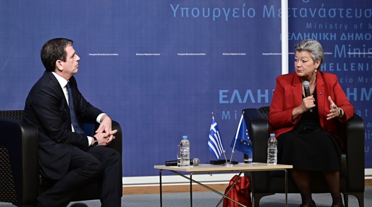 Η Ίλβα Γιόχανσον στη συζήτηση με τον υπουργό Μετανάστευσης και Ασύλου, Δημήτρη Καιρίδη © ΜΙΧΑΛΗΣ ΚΑΡΑΓΙΑΝΝΗΣ/EUROKINISSI