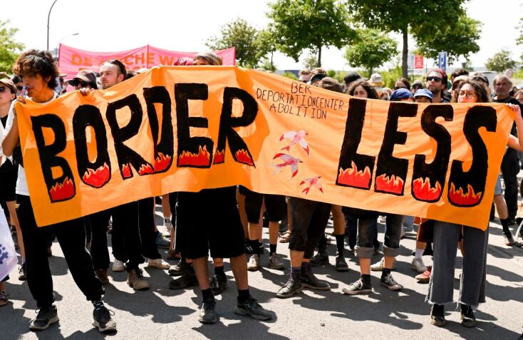 Στιγμιότυπο από κινητοποίηση κατά της δημιουργίας κέντρου απέλασης μετανστών © Filip Singer/ EPA 