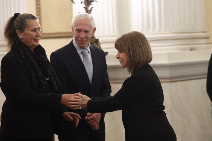 Σακελλαροπούλου: Απονομή παρασήμων στους δύο εθελοντές διερμηνείς που σκοτώθηκαν στη Λιβύη