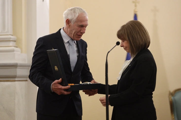 Σακελλαροπούλου: Απονομή παρασήμων στους δύο εθελοντές διερμηνείς που σκοτώθηκαν στη Λιβύη