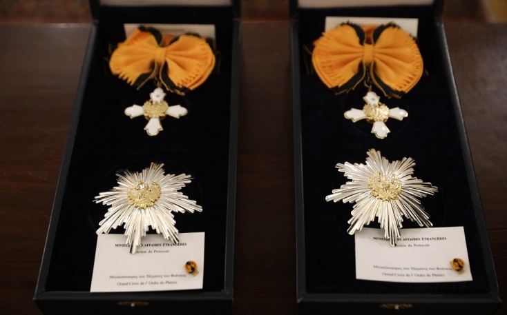 Σακελλαροπούλου: Απονομή παρασήμων στους δύο εθελοντές διερμηνείς που σκοτώθηκαν στη Λιβύη