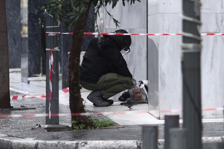 Λήξη συναγερμού για την βαλίτσα στη Μητροπόλεως - Είχε μόνο ρούχα