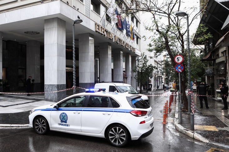 Λήξη συναγερμού για την βαλίτσα στη Μητροπόλεως - Είχε μόνο ρούχα