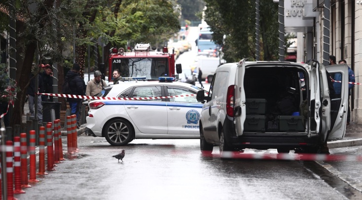 Λήξη συναγερμού για την βαλίτσα στη Μητροπόλεως - Είχε μόνο ρούχα