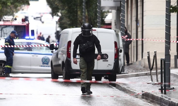 Λήξη συναγερμού για την βαλίτσα στη Μητροπόλεως - Είχε μόνο ρούχα