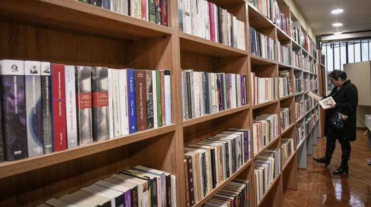 Βιβλιοπωλείο Αστέγων: Ο Δήμος Βριλησσίων συγκέντρωσε 2.500 βιβλία | Athens  Voice