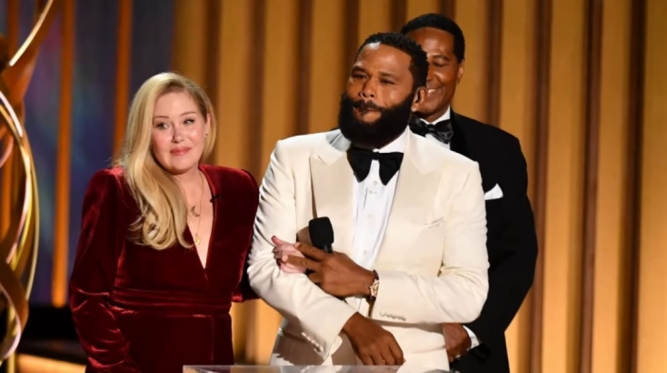 Η Christina Applegate έκανε μια σπάνια εμφάνιση έκπληξη στα φετινά Emmy με μπαστούνι