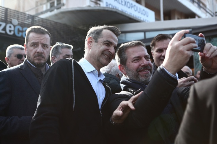 Ο πρωθυπουργός βρέθηκε και στην Αγία Παρασκευή όπου συνομίλησε με πολίτες