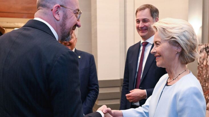 O Σαρλ Μισέλ σε χειραψία με την Ούρσουλα φον ντερ Λάιεν, υπό το βλέμμα του Αλεξάντερ Κρο