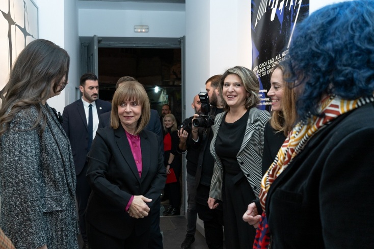 Η Κατερίνα Σακελλαροπούλου εγκαινίασε την έκθεση «Όλοι Εδώ - 50 Χρόνια Δημοκρατία» 