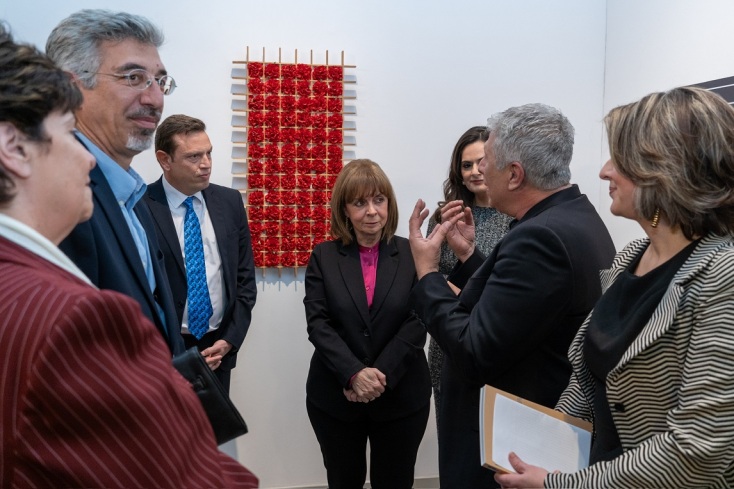 Η Κατερίνα Σακελλαροπούλου εγκαινίασε την έκθεση «Όλοι Εδώ - 50 Χρόνια Δημοκρατία» 