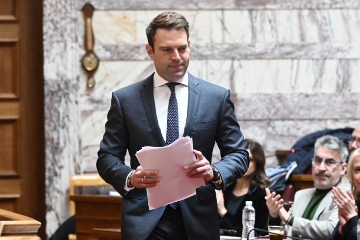 Ο Στέφανος Κασσελάκης με χαρτιά στα χέρια στη συνεδρίαση της Κοινοβουλευτικής Ομάδας του ΣΥΡΙΖΑ στη Βουλή