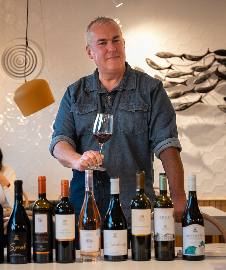 Ο Αντώνης Παττακός ομορφαίνει με κρασιά και αρώματα της Νότιας Ελλάδας τα τσιμπούσια του Βορρά 