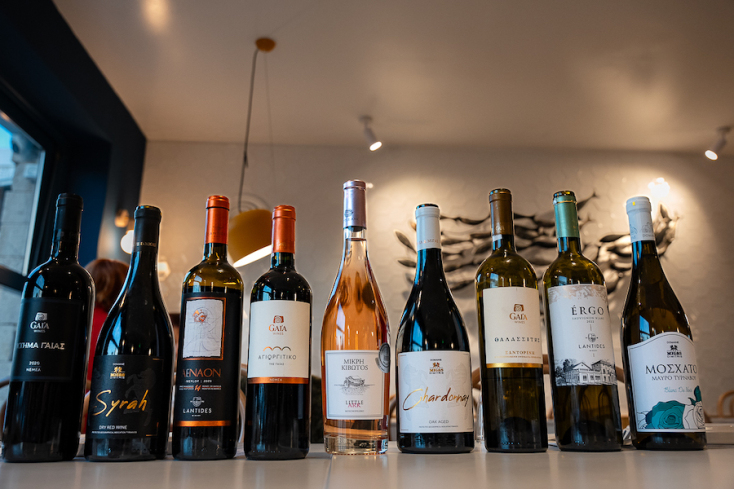 Ο Αντώνης Παττακός ομορφαίνει με κρασιά και αρώματα της Νότιας Ελλάδας τα τσιμπούσια του Βορρά 