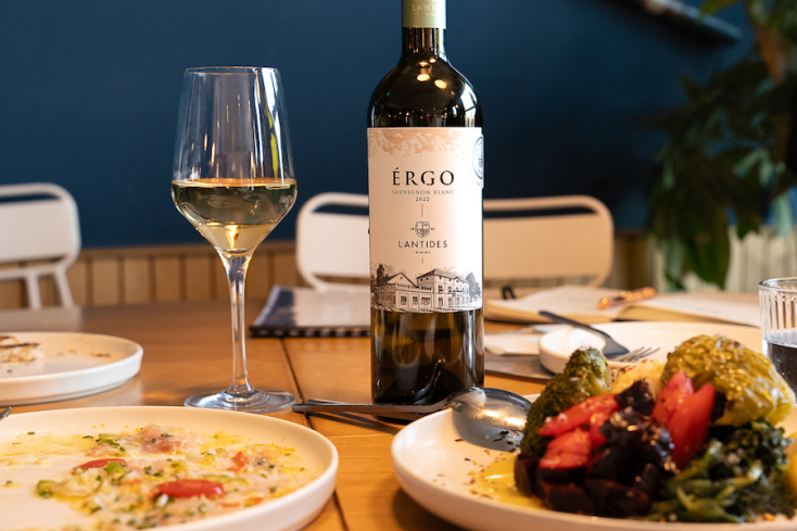 Ο Αντώνης Παττακός ομορφαίνει με κρασιά και αρώματα της Νότιας Ελλάδας τα τσιμπούσια του Βορρά 