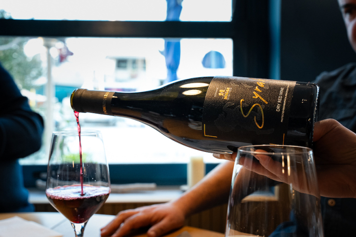 Ο Αντώνης Παττακός ομορφαίνει με κρασιά και αρώματα της Νότιας Ελλάδας τα τσιμπούσια του Βορρά 