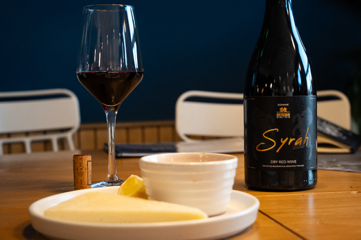 Ο Αντώνης Παττακός ομορφαίνει με κρασιά και αρώματα της Νότιας Ελλάδας τα τσιμπούσια του Βορρά 