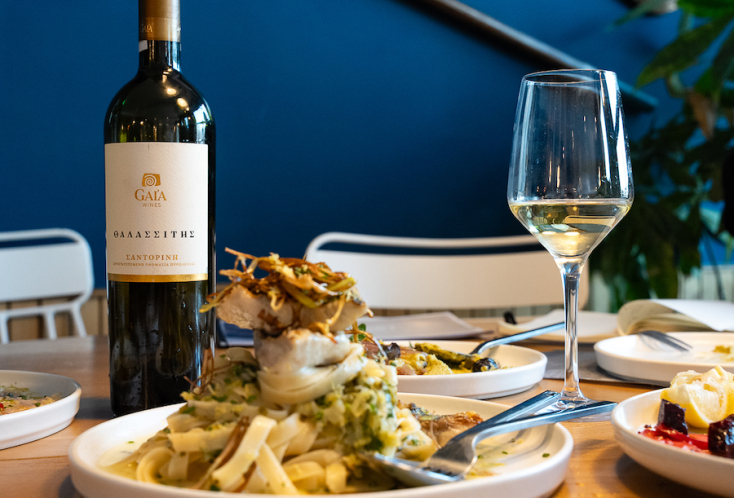 Ο Αντώνης Παττακός ομορφαίνει με κρασιά και αρώματα της Νότιας Ελλάδας τα τσιμπούσια του Βορρά 