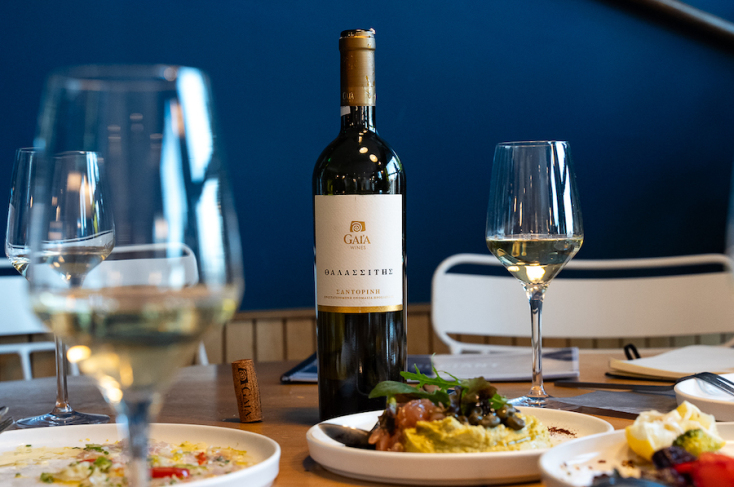 Ο Αντώνης Παττακός ομορφαίνει με κρασιά και αρώματα της Νότιας Ελλάδας τα τσιμπούσια του Βορρά 