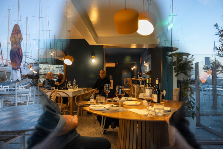 Ο Αντώνης Παττακός ομορφαίνει με κρασιά και αρώματα της Νότιας Ελλάδας τα τσιμπούσια του Βορρά 