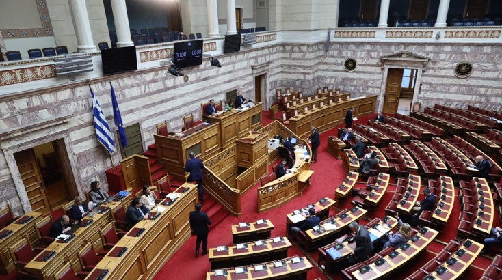  «Μάχη» στη Βουλή για την τροπολογία επέκτασης της επιστολικής ψήφου