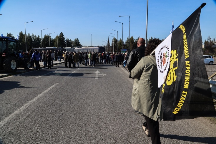 Παραμένουν στον κόμβο του Αλμυρού οι αγρότες - Διεκδικούν επίλυση των αιτημάτων τους