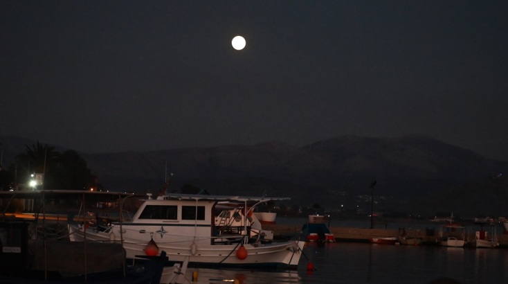 Εντυπωσιακές φωτογραφίες από την πρώτη πανσέληνο του 2024