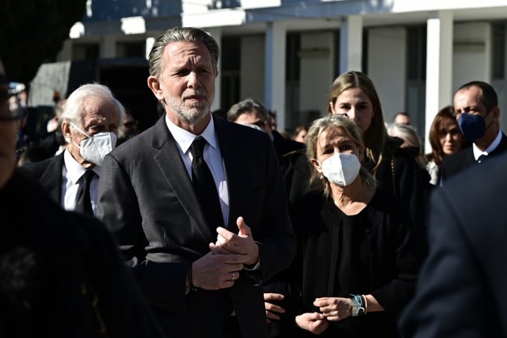 Ο Παύλος Γερουλάνος και άλλα μέλη της οικογένειας, συνετριμμένοι στην κηδεία της Αιμιλίας Γερουλάνου