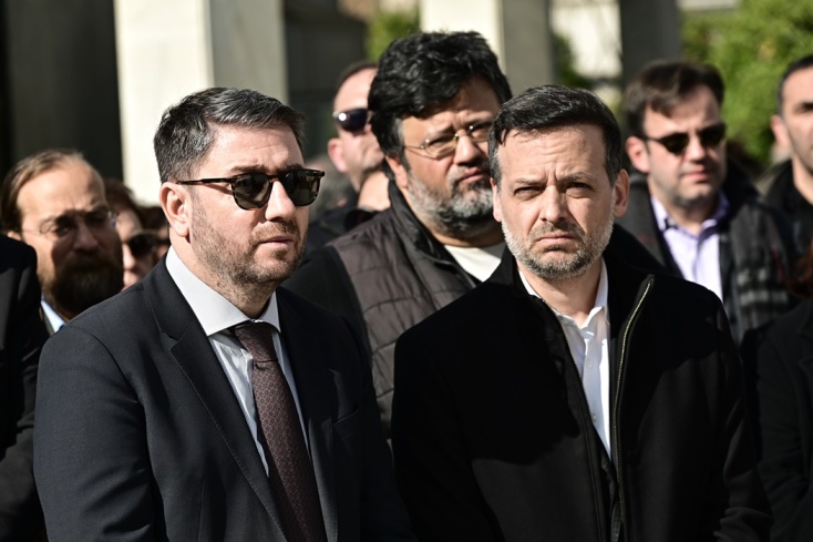 Ο πρόεδρος του ΠΑΣΟΚ, Νίκος Ανδρουλάκης και ο δήμαρχος Αθηναίων, Χάρης Δούκας, στην κηδεία της Αιμιλίας Γερουλάνου