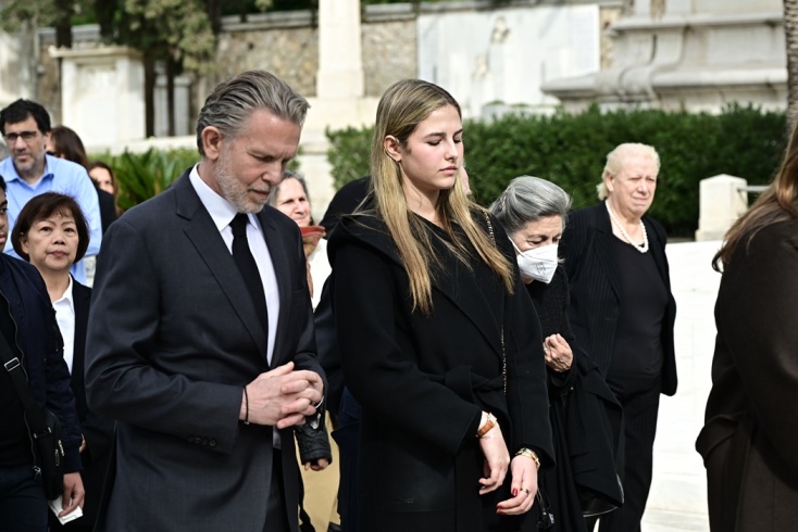 Ο Παύλος Γερουλάνος και άλλα μέλη της οικογένειας, συνετριμμένοι στην κηδεία της Αιμιλίας Γερουλάνου