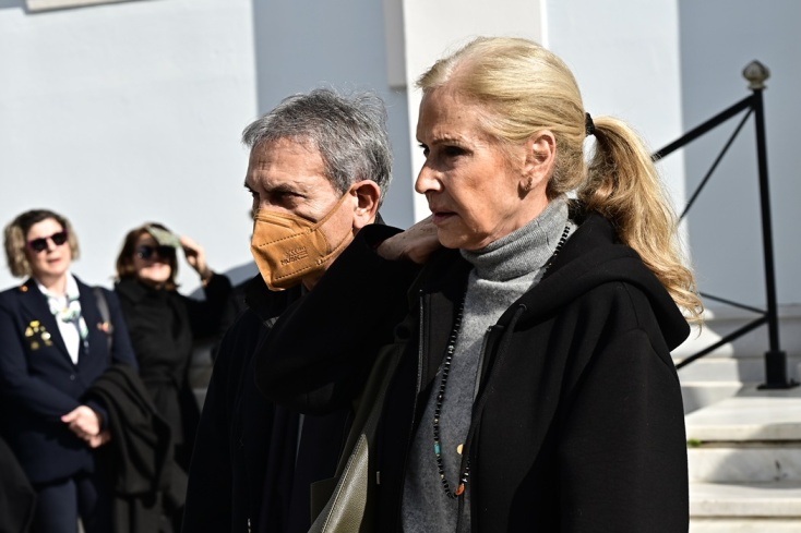 Ο Γιώργος και η Άννα Νταλάρα στην κηδεία της Αιμιλίας Γερουλάνου στο Α' Νεκροταφείο