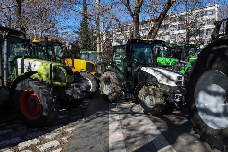 Διαμαρτυρία αγροτών με τρακτέρ έξω απο το Δημαρχείο Λάρισας