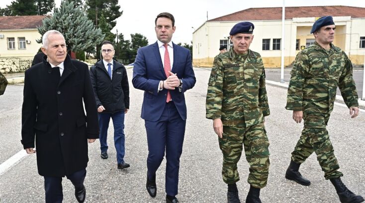 Επίσκεψη Κασσελάκη στο Κέντρο Εκπαίδευσης Πυροβολικού στη Θήβα