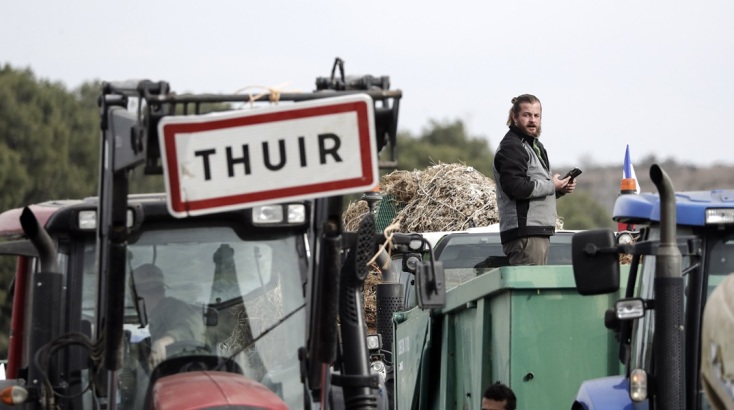 Αναστέλλουν τις κινητοποιήσεις οι αγρότες στη Γαλλία μετά την ανακοίνωση των νέων μέτρων 