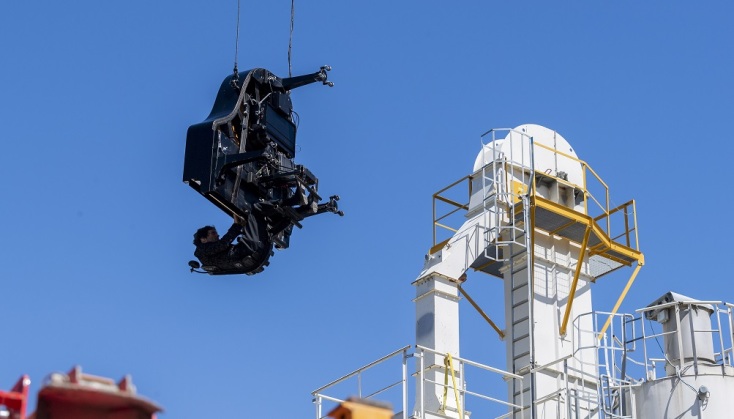 Δείτε τον Alain Roche να παίζει «κατακόρυφο πιάνο» κρεμασμένος από γερανό