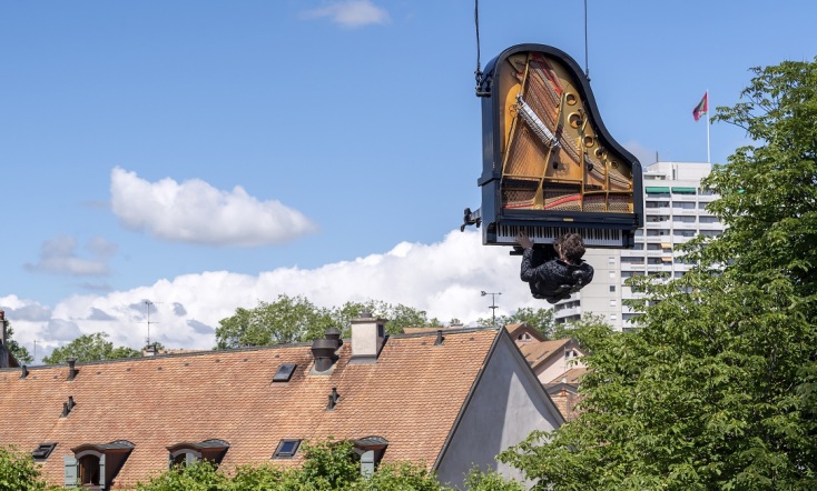 Δείτε τον Alain Roche να παίζει «κατακόρυφο πιάνο» κρεμασμένος από γερανό