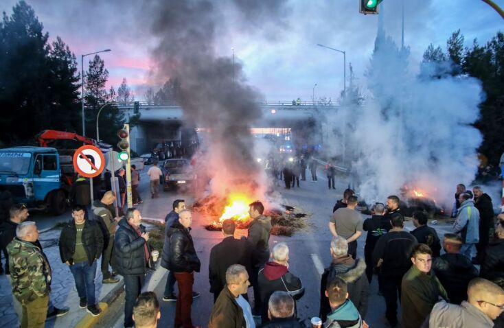 ΚΙΝΗΤΟΠΟΙΗΣΗ ΑΓΡΟΤΩΝ ΣΤΗΝ ΕΘΝΙΚΗ ΟΔΟ ΣΤΟΝ ΠΛΑΤΥΚΑΜΠΟ ΛΑΡΙΣΑΣ (EUROKINISSI