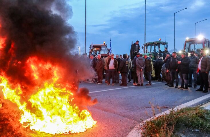 ΚΙΝΗΤΟΠΟΙΗΣΗ ΑΓΡΟΤΩΝ ΣΤΗΝ ΕΘΝΙΚΗ ΟΔΟ ΣΤΟΝ ΠΛΑΤΥΚΑΜΠΟ ΛΑΡΙΣΑΣ (EUROKINISSI