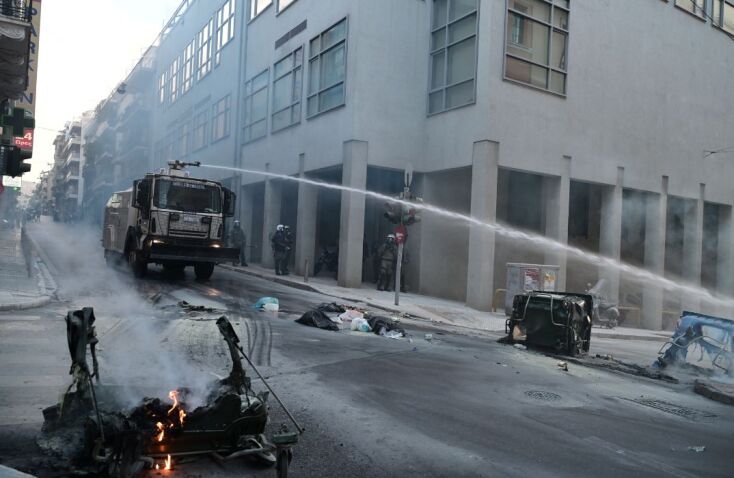 Επεισόδια με μολότοφ και καμένους κάδους έξω από τη Νομική