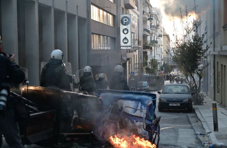  ΕNTAΣΗ ΕΞΩ ΑΠΟ ΤΗ ΝΟΜΙΚΗ ΣΤΗ ΟΔΟ ΣΙΝΑ ΜΕΤΑ ΤΟ ΣΥΛΛΑΛΗΤΗΡΙΟ (ΤΑΤΙΑΝΑ ΜΠΟΛΑΡΗ / EUROKINISSI)