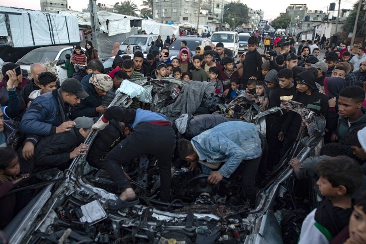 Κάτοικοι στη Λωρίδα της Γάζας ανάμεσα σε ερείπια μετά από τους βομβαρδισμούς